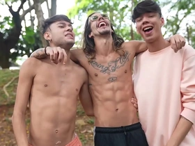 Onlyjapas bareback scene with Caco Foxx and Enzo Matteuz in a park